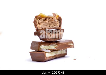 Barre de chocolat avec garniture. dof peu profond sur blanc Banque D'Images