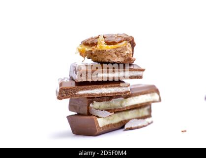 Barre de chocolat avec garniture. dof peu profond sur blanc Banque D'Images