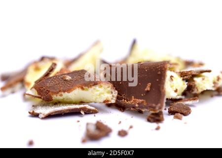 Barre de chocolat avec garniture. dof peu profond sur blanc Banque D'Images