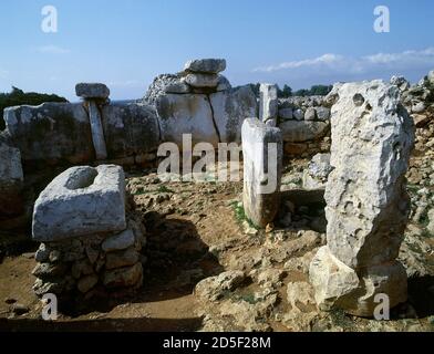 Espagne, Iles Baléares, Minorque, Alaior. Torre d'en Galmés village talayotique. Il a été occupé pendant le début de l'âge de bronze, autour de 1600 av. J.-C., restant là jusqu'à l'époque médiévale. Vue du boîtier de taula. Banque D'Images