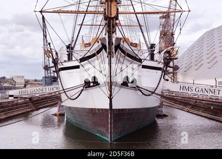 Prow blanc du navire HMS Gannet, qui était une boucle de guerre à vis de classe Doterel de la Royal Navy lancée en 1878. Maintenant au quai de l'ancien chantier naval de Chatham. Banque D'Images