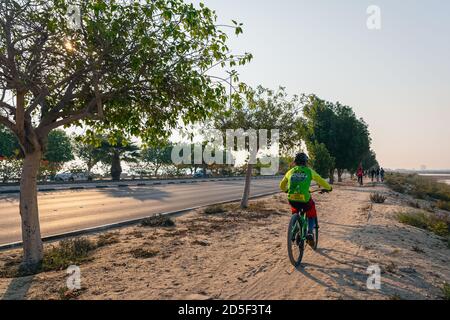 Promenade matinale à vélo dans la corniche Al khobar - Arabie Saoudite. Banque D'Images