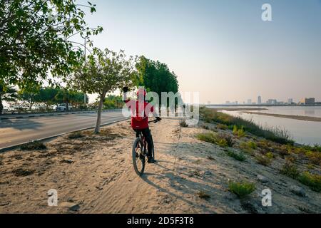 Promenade matinale à vélo dans la corniche Al khobar - Arabie Saoudite. Banque D'Images