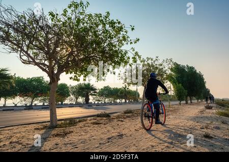 Promenade matinale à vélo dans la corniche Al khobar - Arabie Saoudite. Banque D'Images