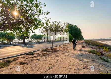 Promenade matinale à vélo dans la corniche Al khobar - Arabie Saoudite. Banque D'Images