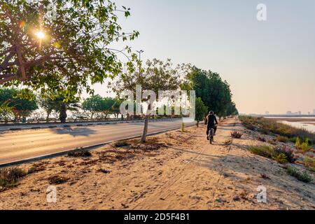 Promenade matinale à vélo dans la corniche Al khobar - Arabie Saoudite. Banque D'Images