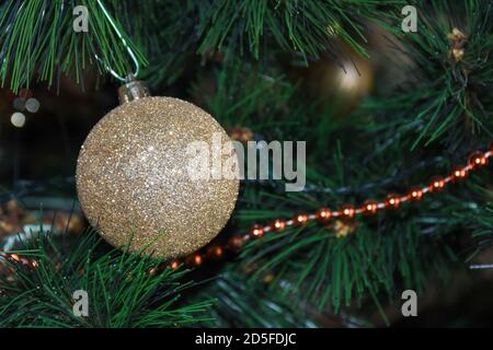 Décoration d'arbre de Noël boule d'or sur la gauche pour les thèmes d'hiver de vacances. Banque D'Images