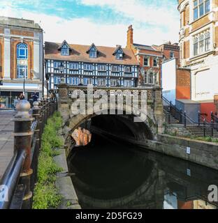 Pont High Bridge du XVIe siècle sur la rivière Witham, ville de Lincoln, Lincolnshire, Angleterre, Royaume-Uni Banque D'Images