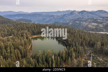 DONNER SUMMIT, CALIFORNIE, ÉTATS-UNIS - 08 octobre 2020 : Summit Lake est une destination populaire de randonnée le long de la piste de donner Rim et près du Pacific C Banque D'Images