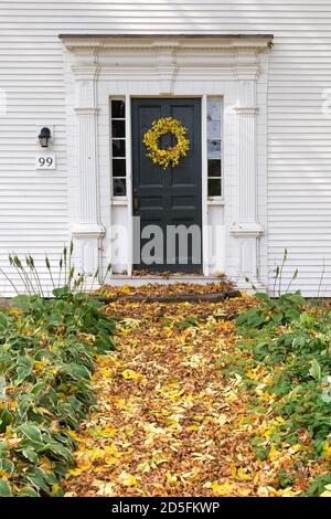 Village historique de Deerfield, Deerfield, Massachusetts, États-Unis, la porte d'entrée le jour de l'automne. Banque D'Images