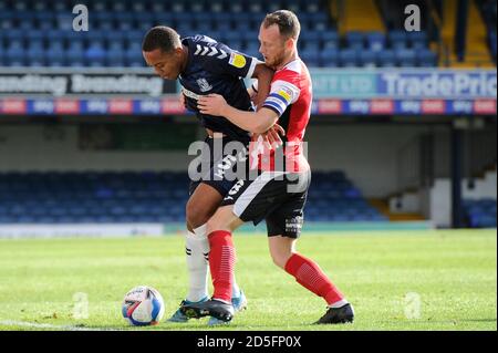 Roots Hall à Southend, Royaume-Uni. 10 octobre 2020 Shaun Hobson de Southend United et Jake Taylor d'Exeter City en action pendant le match Sky Bet League Two entre Southend United et Exeter City Banque D'Images