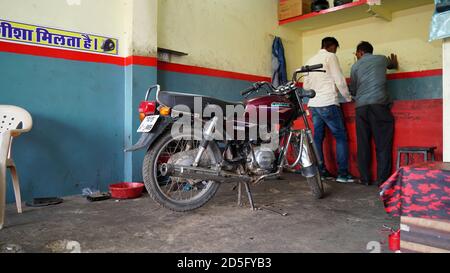 22 septembre 2020 : Reengus, Jaipur, Inde / Homme indien travaillant dans un atelier de réparation de moto. Technicien répare le vélo dans l'atelier de réparation. Banque D'Images