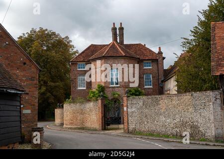 Little Missenden, Buckinghamshire, Royaume-Uni. 10 octobre 2020. HS2 Road travaux pour le nouveau train à grande vitesse de Londres à Birmingham ont commencé près du hameau de Little Missenden niché dans les Chilterns. Un tunnel de dix miles doit s'ennuyer sous les Chilterns et un puits de ventilation doit être construit près de l'A413 dans Little Missenden. Il y a des préoccupations locales quant à l'impact que le trafic et l'équipement de construction auront sur les routes de campagne, ainsi qu'à l'impact négatif que les travaux de construction auront sur l'environnement. Crédit : Maureen McLean/Alay Banque D'Images