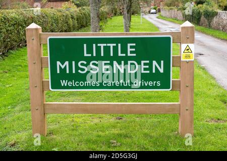 Little Missenden, Buckinghamshire, Royaume-Uni. 10 octobre 2020. HS2 Road travaux pour le nouveau train à grande vitesse de Londres à Birmingham ont commencé près du hameau de Little Missenden niché dans les Chilterns. Un tunnel de dix miles doit s'ennuyer sous les Chilterns et un puits de ventilation doit être construit près de l'A413 dans Little Missenden. Il y a des préoccupations locales quant à l'impact que le trafic et l'équipement de construction auront sur les routes de campagne, ainsi qu'à l'impact négatif que les travaux de construction auront sur l'environnement. Crédit : Maureen McLean/Alay Banque D'Images