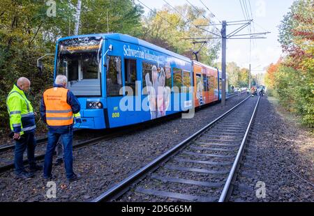 Schwerin, Allemagne. 13 octobre 2020. Les services d'urgence se trouvent devant un tramway qui a déjà frappé une personne et l'a mortellement blessé. Il avait marché sur la voie sur un tronçon de voie ouvert juste en face d'un tramway qui s'approchait, a déclaré la police, et a parlé d'un accident. Credit: Jens Büttner/dpa-Zentralbild/dpa/Alay Live News Banque D'Images