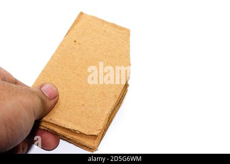 Une photo de feuilles de carton ondulé sur fond blanc Banque D'Images