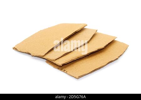 Une photo de feuilles de carton ondulé sur fond blanc Banque D'Images