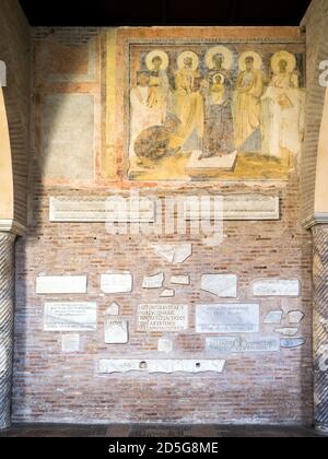 Fresque byzantine représentant Madonna et l'enfant avec Saint Pierre et Saint Paul du 7-8ème siècle dans l'atrium de la basilique Santa Sabina sur la colline d'Aventin - Rome, Italie Banque D'Images