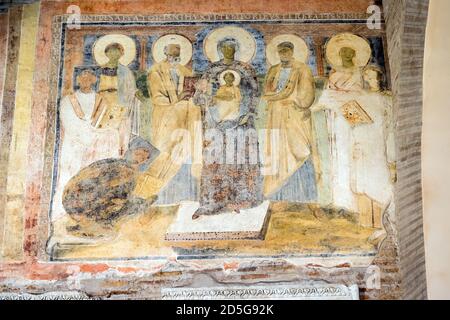 Fresque byzantine représentant Madonna et l'enfant avec Saint Pierre et Saint Paul du 7-8ème siècle dans l'atrium de la basilique Santa Sabina sur la colline d'Aventin - Rome, Italie Banque D'Images