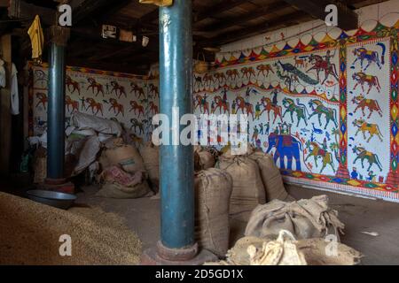 Rathwa Tribe’s Pithora Painting, district de Panchmahal, Gujarat , Inde. Banque D'Images