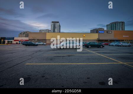 Ontario, Canada - stationnement vide au centre commercial Agincourt de Scarborough, tôt le matin au lever du soleil Banque D'Images