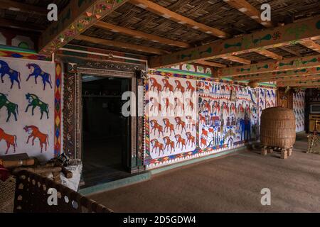 Rathwa Tribe’s Pithora Painting, district de Panchmahal, Gujarat , Inde. Banque D'Images