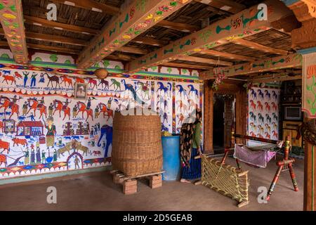 Rathwa Tribe’s Pithora Painting, district de Panchmahal, Gujarat , Inde. Banque D'Images