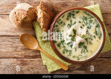 Soupe au lait de scotch maison cullen skink avec aiglefin fumé et pommes de terre dans un bol sur la table. Vue horizontale du dessus Banque D'Images