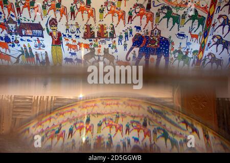 Rathwa Tribe’s Pithora Painting, district de Panchmahal, Gujarat , Inde. Banque D'Images