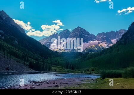 Vue classique sur les Maroon Bells et le lac Maroon, Aspen, Colorado, États-Unis Banque D'Images