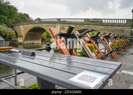 Tables et chaises vides à l'extérieur d'un pub au bord de la rivière avec un code QR Covid-19 affiché sur une table de pub, automne 2020. Banque D'Images