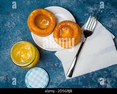 Photo à grand angle de biscuit avec confiture d'ananas Banque D'Images
