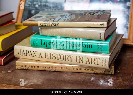 Livres sur l'art japonais une céramique exposée dans la maison liquidation salle de vente aux enchères, Royaume-Uni Banque D'Images