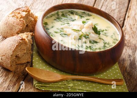 Soupe au lait de scotch maison cullen skink avec aiglefin fumé et pommes de terre gros plan dans un bol sur la table. Horizontal Banque D'Images