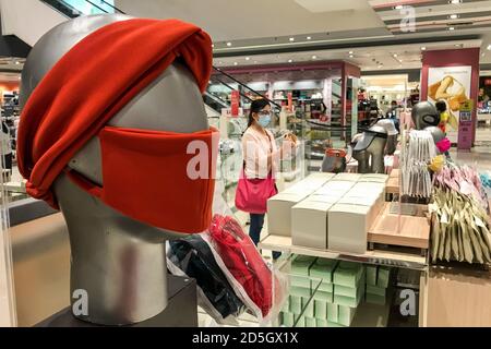 Manille, Philippines. 13 octobre 2020. Les masques faciaux sont vendus dans un centre commercial à Manille, aux Philippines, le 13 octobre 2020. Le nombre de cas confirmés de COVID-19 aux Philippines a grimpé à 344,713 après que le ministère de la Santé du pays a signalé 1,990 nouveaux cas mardi, soit la plus faible augmentation depuis septembre 23. Crédit: Rouelle Umali/Xinhua/Alamy Live News Banque D'Images