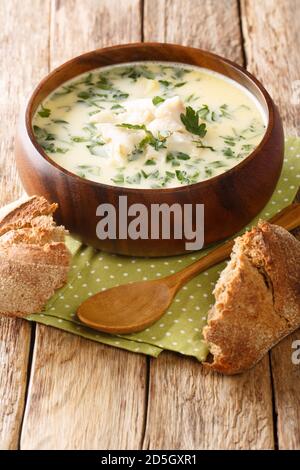 Le skink Cullen savoureux est une soupe de poisson fumé écossaise classique avec des poireaux veloutés et des pommes de terre sur l'assiette de la table. Verticale Banque D'Images