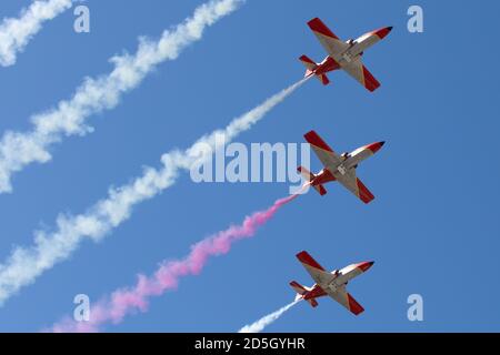 Madrid, Espagne. 12 octobre 2020. (10/12/2020) l'équipe de vol acrobatique d'élite espagnole 'Patrulla Aguila' (Eagle Patrol) effectue des acrobaties aériennes et libère des traces de fumée rouge et jaune représentant le drapeau espagnol lors de la parade militaire de la Journée nationale au Palais Royal le 12 octobre 2020 à Madrid, Espagne (photo de Beatriz Durán Balda/Pacific Press/Sipa USA) Credit: SIPA USA/Alamy Live News Banque D'Images