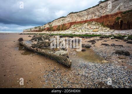 Des strates crétacées consolidées forment des falaises actives au nord de la ville de Hunstanton, sur la côte est de Washington. Banque D'Images