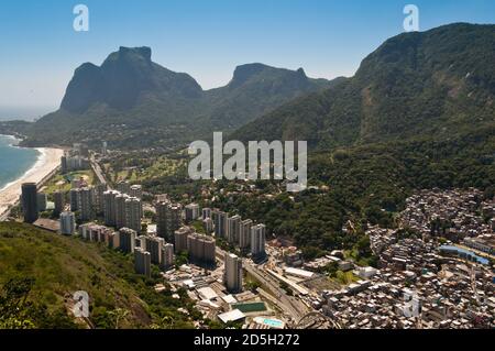 Sao Conrado avec Pedra da Gavea Hill, Rio de Janeiro, Brésil Banque D'Images