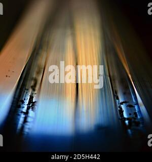 Vue de détail du profil en aluminium. Profil en aluminium poli. Réflexion de la lumière. Banque D'Images