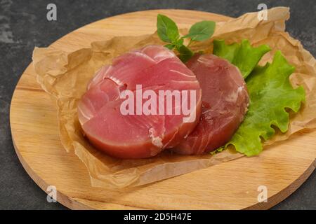Raw tuna steak ronde prêt pour grill Banque D'Images
