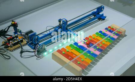 Robot playing sur xylophone coloré à l'exposition de la technologie. Avenir concept robotique et Banque D'Images