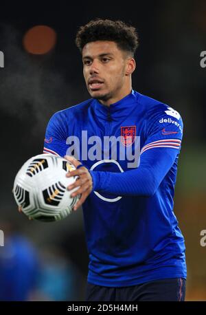 James Justin, en Angleterre, se réchauffe avant le match de qualification du groupe 3 des moins de 21 ans de l'UEFA Euro 2021 à Molineux, Wolverhampton. Banque D'Images