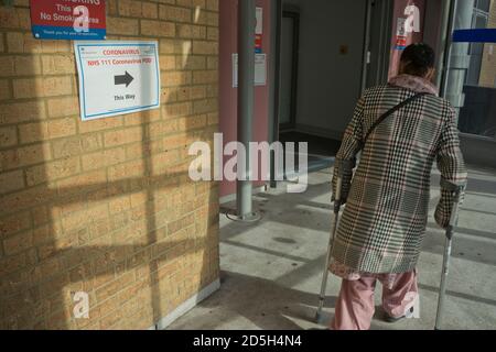 Les visiteurs âgés marchent à pied à travers les signes vers la cosse du coronavirus à l'hôpital Homerton NHS à Londres, Angleterre, Royaume-Uni Banque D'Images