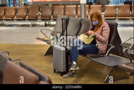 Près des départs de l'aéroport, salon avec des sorties sociales en place, un passager bien séparé Banque D'Images