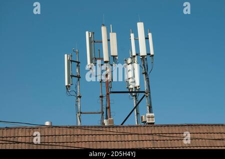 La communication cellulaire antenne sur le toit d'un bâtiment Banque D'Images