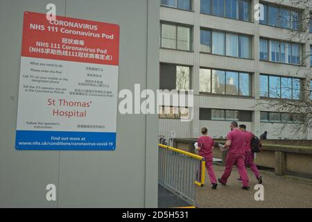 Le personnel médical passe devant la cosse du coronavirus NHS à l'hôpital St. Thomas de Londres, en Angleterre, au Royaume-Uni Banque D'Images