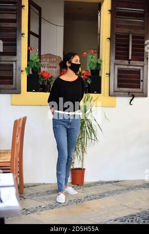 Belle jeune femme portant un masque pour les précautions de covid Banque D'Images
