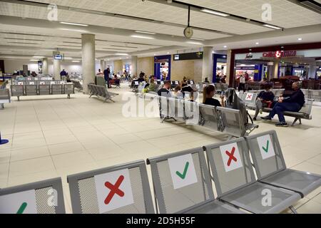 A proximité des départs de l'aéroport, salon avec une distance sociale en place, un passager bien séparé Banque D'Images