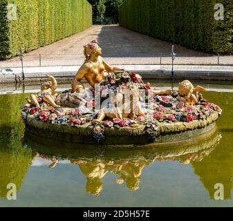 Fontaine Flora (ou fontaine Spring) dans les jardins du Château de Versailles. Banque D'Images